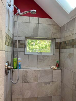 Douche, sèche-cheveux, serviettes fournies, savon