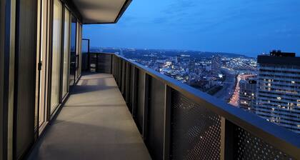 Toronto Luxury condo with amazing Lake & city view and best amenities