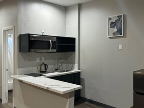 Muebles diferentes, escritorio, wifi gratis y ropa de cama