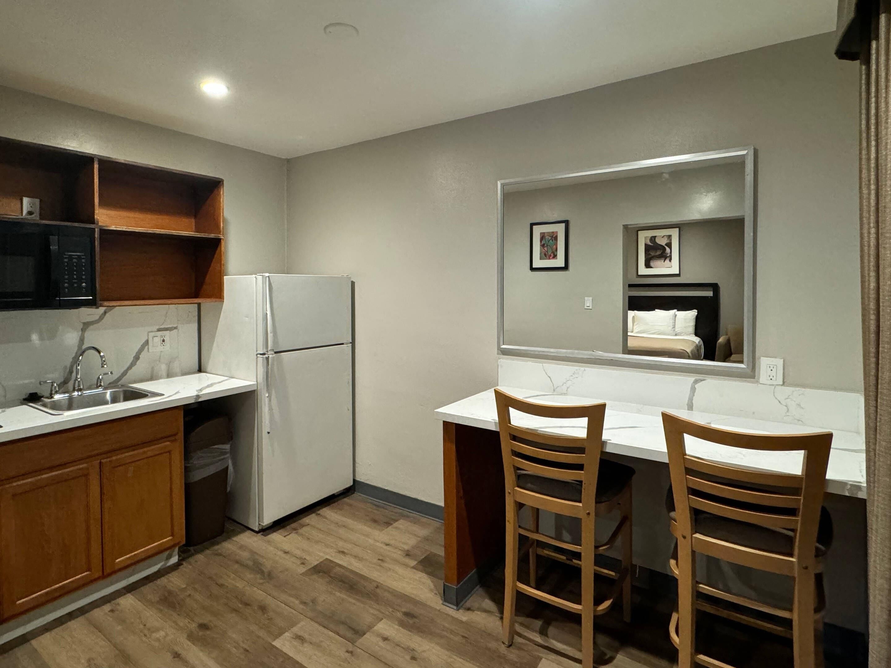 Muebles diferentes, escritorio, wifi gratis y ropa de cama 