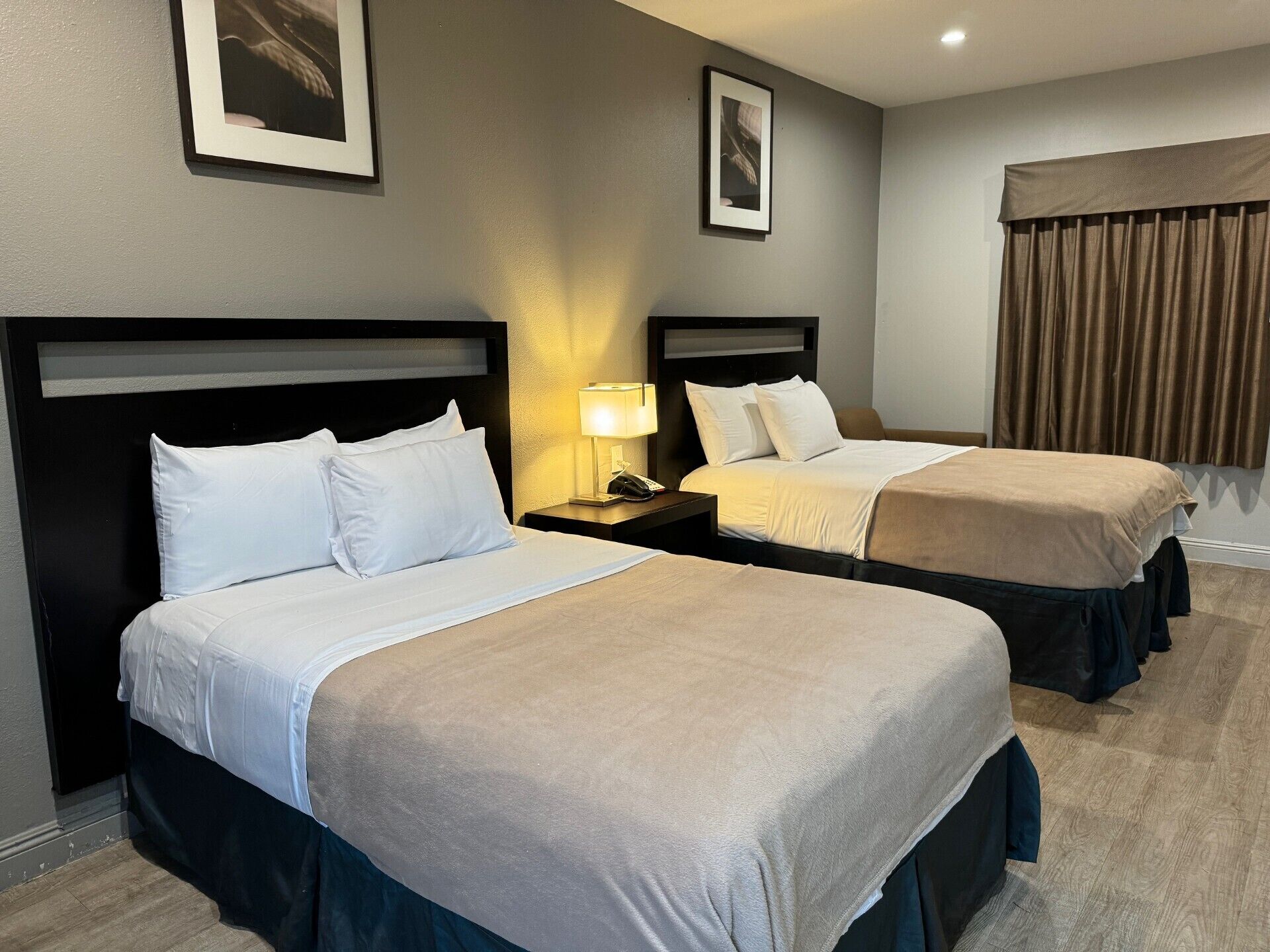 Muebles diferentes, escritorio, wifi gratis y ropa de cama 