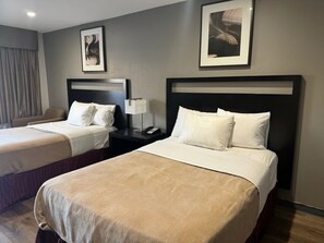 Muebles diferentes, escritorio, wifi gratis y ropa de cama 