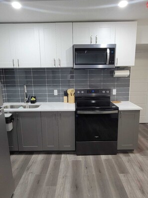 Mikrowelle, Ofen, Herdplatte, Kochgeschirr/Geschirr/Besteck