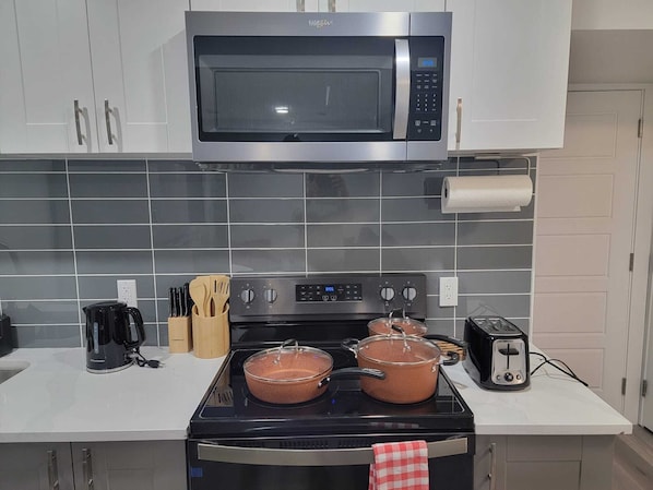 Microondas, horno, parrilla de estufa y utensilios de cocina