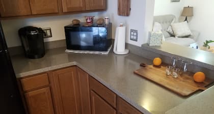 Happy Bear Cozy Bungalow with Large Back Yard close to Anchorage Wasilla