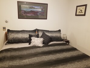 2 chambres, fer et planche à repasser, lit de bébé portatif