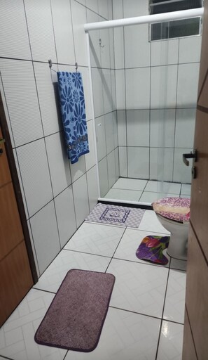 シャワー、タオル、石鹸、トイレットペーパー