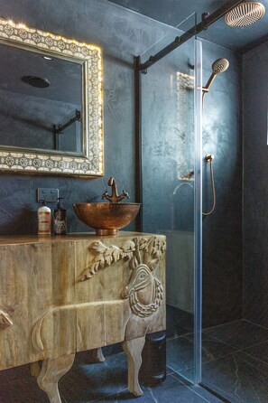 Articles de toilette gratuits, sèche-cheveux, serviettes fournies, savon