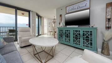 TV connectée, lecteur de DVD, livres