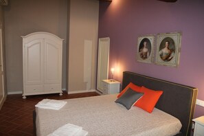 9 bedrooms, WiFi, bed sheets