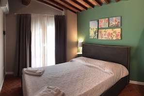 9 bedrooms, WiFi, bed sheets - Borgo del Silenzio with private pool, all apartments (Lajatico)