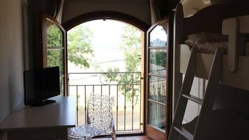 9 bedrooms, WiFi, bed sheets