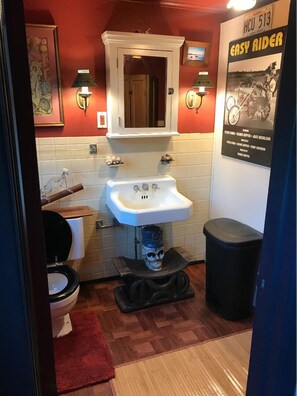 Douche, serviettes fournies, papier toilette