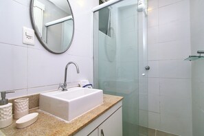 Comfort Quadruple Room | Bathroom - Rio Spot Homes Copacabana C059 (Rio de Janeiro)