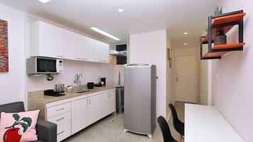 Comfort vierpersoonskamer | Privékeuken | Een waterkoker, een blender, kookgerei, borden en bestek