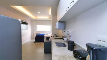 Quarto quádruplo conforto | Cozinha privada | Chaleira elétrica, liquidificador, talheres/pratos/utensílios de cozinha