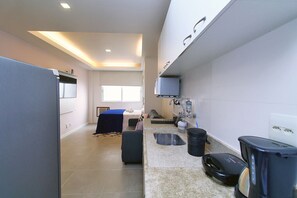 Tetera/pava eléctrica, licuadora, utensilios de cocina