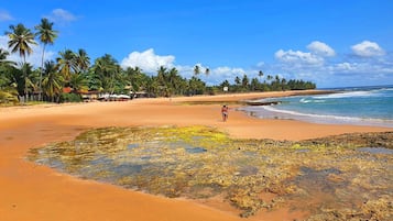 Beach nearby, white sand, 6 beach bars