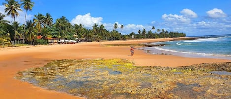 Beach nearby, white sand, 6 beach bars