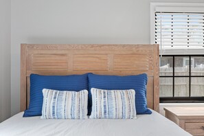 2 bedrooms, desk, free WiFi, bed sheets - 3-min walk to BEACH! Private luxury Backyard! (Dennis)