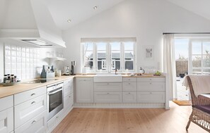 Geladeira, cooktop, lava-louças, cafeteira/chaleira