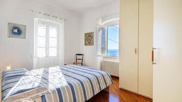 3 bedrooms, travel crib, free WiFi, bed sheets