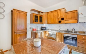 Refrigerador, parrilla de estufa, lavavajillas y cafetera y tetera 