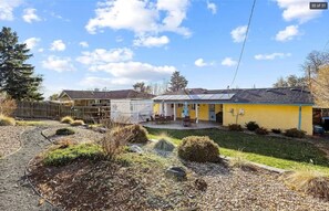 Il s’agit d’une propriété résidentielle dotée d’un jardin bien entretenu, d’un patio couvert et d’un garage séparé.