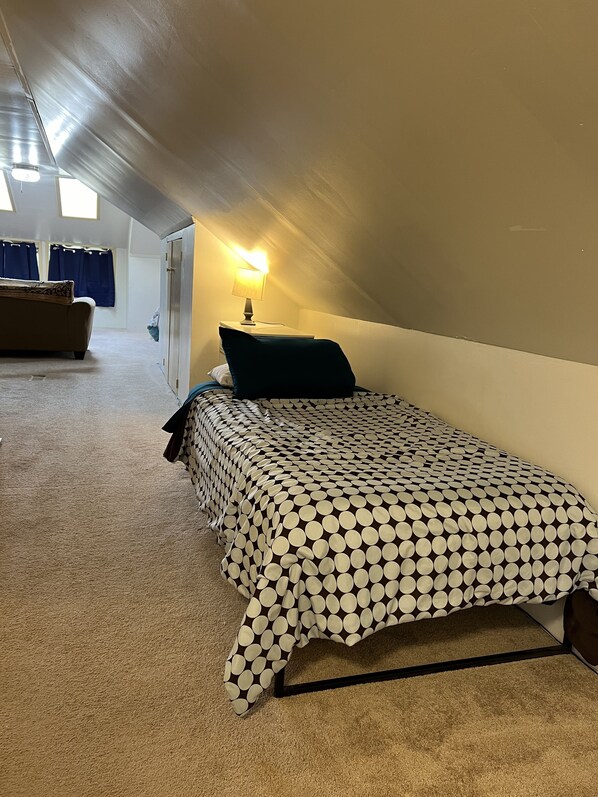 4 bedrooms, iron/ironing board, free WiFi, bed sheets - 4 Bedroom, 6 Bed, 2 Bathroom 2 Story Spacious Home NW Side of CR (Cedar Rapids)