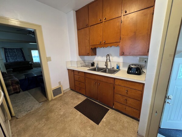 Interior - 4 Bedroom, 6 Bed, 2 Bathroom 2 Story Spacious Home NW Side of CR (Cedar Rapids)