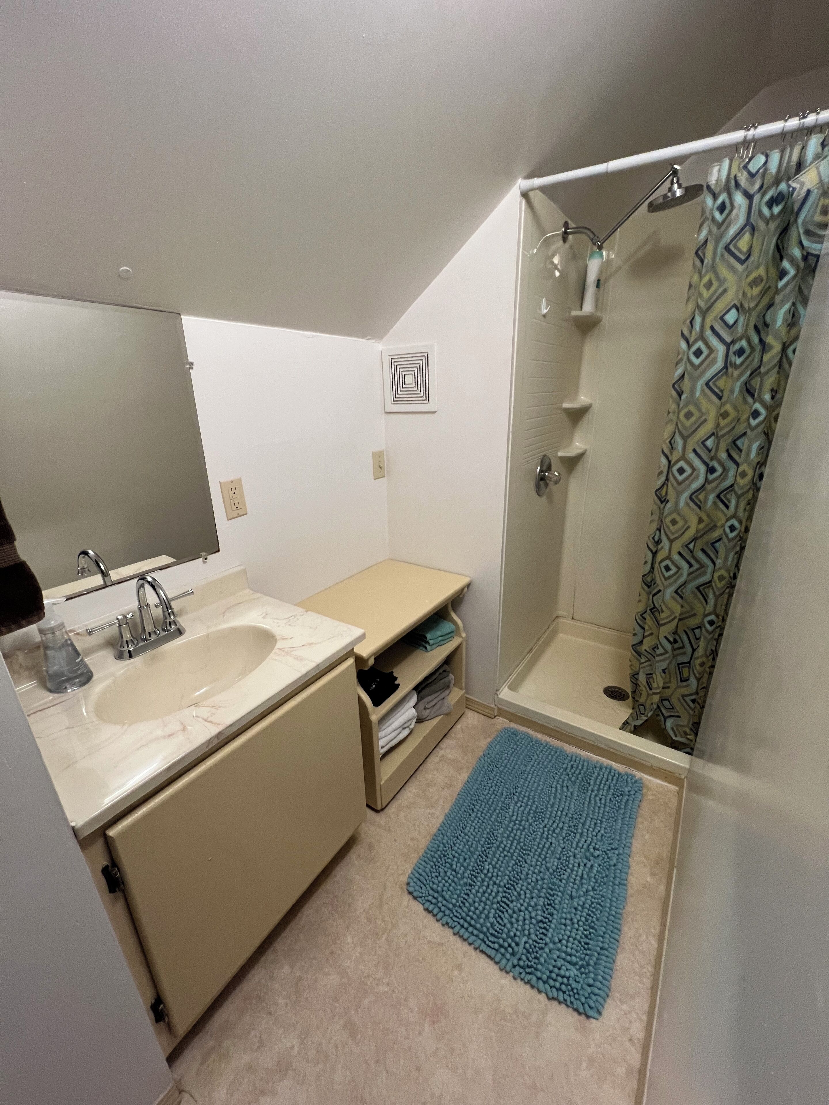 Chuveiro, secador de cabelo, toalhas de banho, sabonete