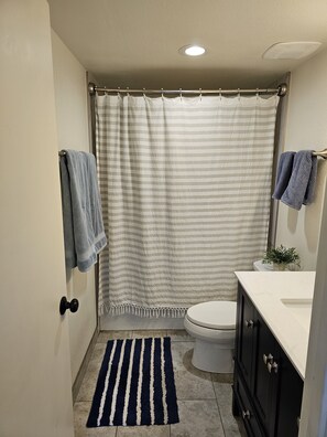 Douche, sĂšche-cheveux, serviettes fournies, savon