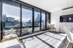 Flat-screen TV - Riverview Suites by EdgeTrip (Melbourne)