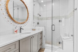 Shower, hair dryer, towels - Pink Flamingo – Heated Pool, Colorful Decor, Outdoor Dining & Minutes to Indian Rocks Beach (Indian Rocks Beach)