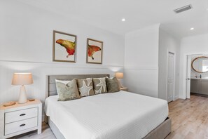 3 quartos, ferros/tábuas de passar roupa, berço de viagem