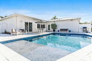 A heated pool - Pink Flamingo – Heated Pool, Colorful Decor, Outdoor Dining & Minutes to Indian Rocks Beach (Indian Rocks Beach)