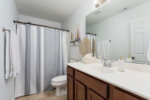 Een haardroger, handdoeken, zeep, shampoo