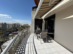 Outdoor dining - Pretty 3 Room Apartment with 2 alcoves, aircon, sea view, pool Rochelongue Cap d'Agde (LE CAP D AGDE)