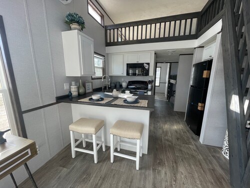 Brand new, adorable tiny home on a working Llama Ranch a short drive from Waco.