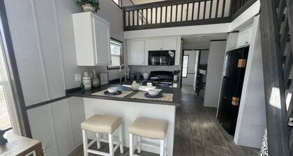 Brand new, adorable tiny home on a working Llama Ranch a short drive from Waco.