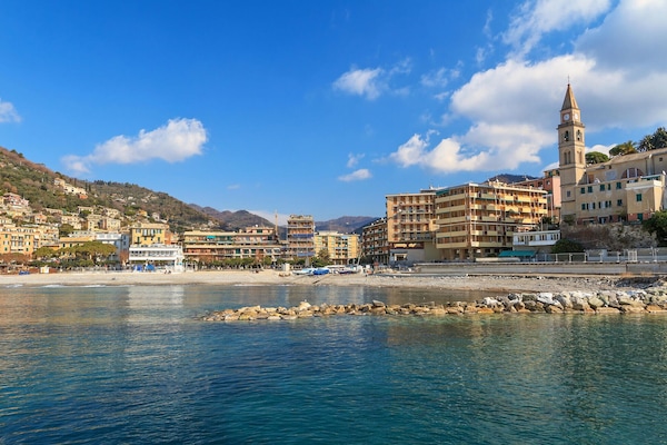 Una spiaggia nelle vicinanze