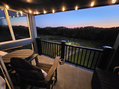 Beach Please! Full Cozy Condo In Ocean Shores with Private Deck