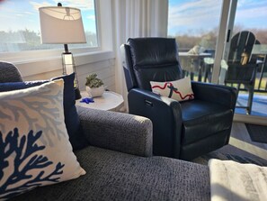 Smart TV, fireplace - Beach Please!  Full Cozy Condo In Ocean Shores with Private Deck (Ocean Shores)