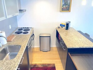 Fridge, microwave, oven, stovetop - Entire apartment 10 min from Clearwater Beach
(Clearwater)