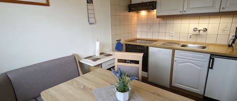 Fridge, oven, stovetop, dishwasher