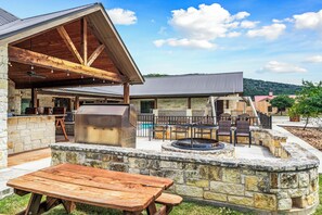 Outdoor dining - Single story | River access included | Swimming pool & hot tub (Concan)