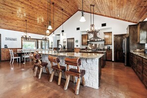 Fridge, microwave, oven, stovetop - Single story | River access included | Swimming pool & hot tub (Concan)