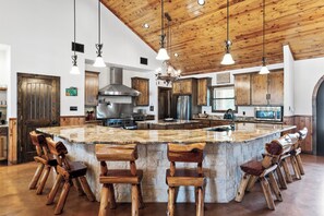 Fridge, microwave, oven, stovetop - Single story | River access included | Swimming pool & hot tub (Concan)