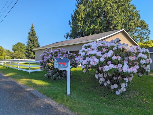 Spacious 2BR house. Pet friendly with fenced yard. Outdoor covered patio.