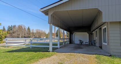 Spacious 2BR house. Pet friendly with fenced yard. Outdoor covered patio.